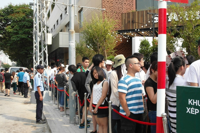 Bảo vệ vòng ra phía sau nhắc nhở mọi người. Bảo vệ vòng ra phía sau nhắc nhở mọi người.