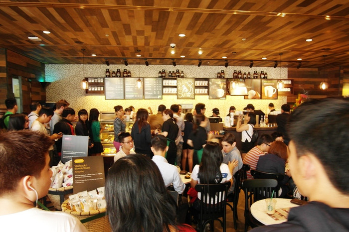 Không gian lộn xộn, mất hẳn tính lãng mạn đúng "gu" của văn hóa cà phê Sài Gọn tại quán cà phê Starbucks.