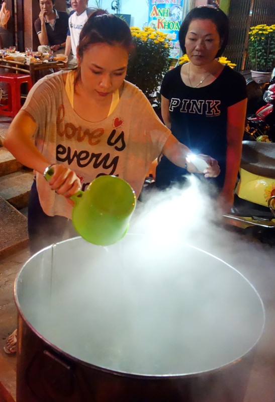 Châm nước thêm vào nồi.... Châm nước thêm vào nồi....