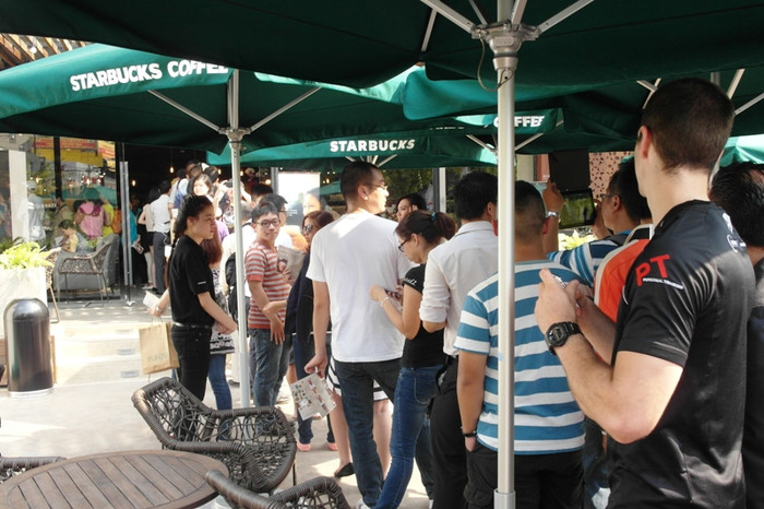 Những khách hàng may mắn vào được bên trong. Những khách hàng may mắn vào được bên trong.