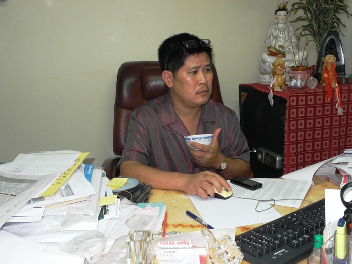 Ngồi lì trong văn phòng, bên một chồng giấy tờ sổ sách, ăn qua loa thế này, thêm phần suy nghĩ nhiều chính là nguyên nhân làm cho Phước Sang phải nhập viện trong những ngày cận tết. Ngồi lì trong văn phòng, bên một chồng giấy tờ sổ sách, ăn qua loa thế này, thêm phần suy nghĩ nhiều chính là nguyên nhân làm cho Phước Sang phải nhập viện trong những ngày cận tết.