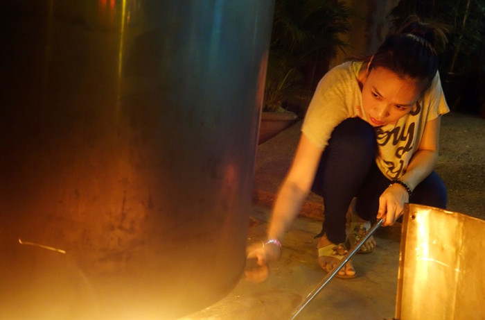 Bên ánh lửa bập bùng, trông Mỹ Tâm thật đẹp. Bên ánh lửa bập bùng, trông Mỹ Tâm thật đẹp.