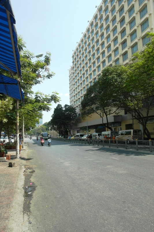 Con đường Phạm Hồng Thái gần như vắng hẳn tiếng xe, Con đường Phạm Hồng Thái gần như vắng hẳn tiếng xe,