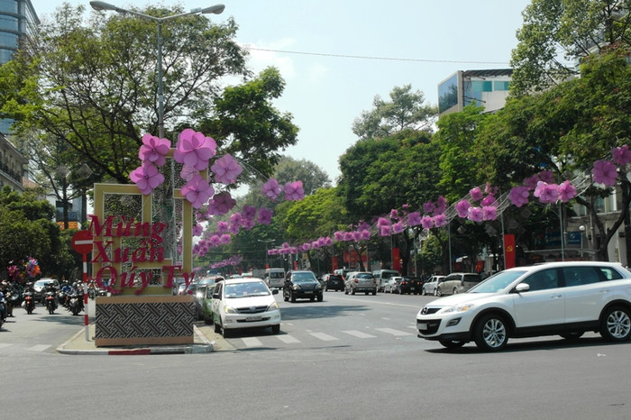 Đầu đường Lê Lợi (Quận 1) thưa thớt người qua lại. Đầu đường Lê Lợi (Quận 1) thưa thớt người qua lại.