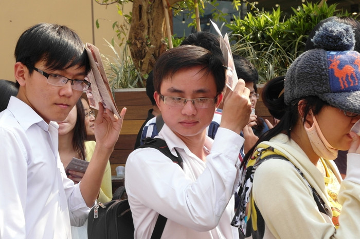 Uống cà phê thế này thì thật... vất vả. Uống cà phê thế này thì thật... vất vả.