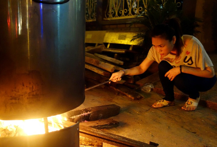 Mỹ Tâm vẫn ngồi miệt mài canh lửa. Mỹ Tâm vẫn ngồi miệt mài canh lửa.