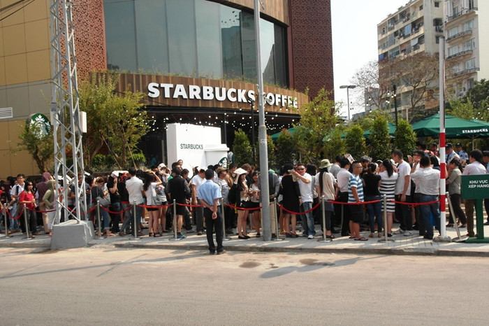 Ngay góc đường ngã tư đường Phạm Hồng Thái - Lê Lai, cà phê Starbucks chính thức khai trương vào lúc 14 giờ ngày hôm nay (1/2). Quán cà phê đầu tiên của Starbucks tại Việt Nam nằm trong khuôn viên khách sạng 5 sao sang trọng vào loại bậc nhất TP.HCM. Hàng trăm con người đứng dưới trời nắng gắt, xếp hàng chờ đến lượt được vào thưởng thức cà phê và phải trả tiền. Một khách hàng than phiền: "Uống cà phê trả tiền mà giống như miễn phí. Phải xếp hàng vất vả thế này". Ngay góc đường ngã tư đường Phạm Hồng Thái - Lê Lai, cà phê Starbucks chính thức khai trương vào lúc 14 giờ ngày hôm nay (1/2). Quán cà phê đầu tiên của Starbucks tại Việt Nam nằm trong khuôn viên khách sạng 5 sao sang trọng vào loại bậc nhất TP.HCM. Hàng trăm con người đứng dưới trời nắng gắt, xếp hàng chờ đến lượt được vào thưởng thức cà phê và phải trả tiền. Một khách hàng than phiền: "Uống cà phê trả tiền mà giống như miễn phí. Phải xếp hàng vất vả thế này".