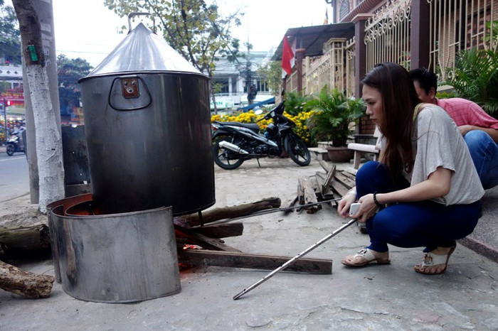 Ngoài món mứt dừa, mứt gừng, "hoạ mi tóc nâu" còn ngồi canh lửa nồi bánh tét. Ngoài món mứt dừa, mứt gừng, "hoạ mi tóc nâu" còn ngồi canh lửa nồi bánh tét.