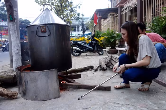 Ngoài món mứt dừa, mứt gừng, "hoạ mi tóc nâu" còn ngồi canh lửa nồi bánh tét.