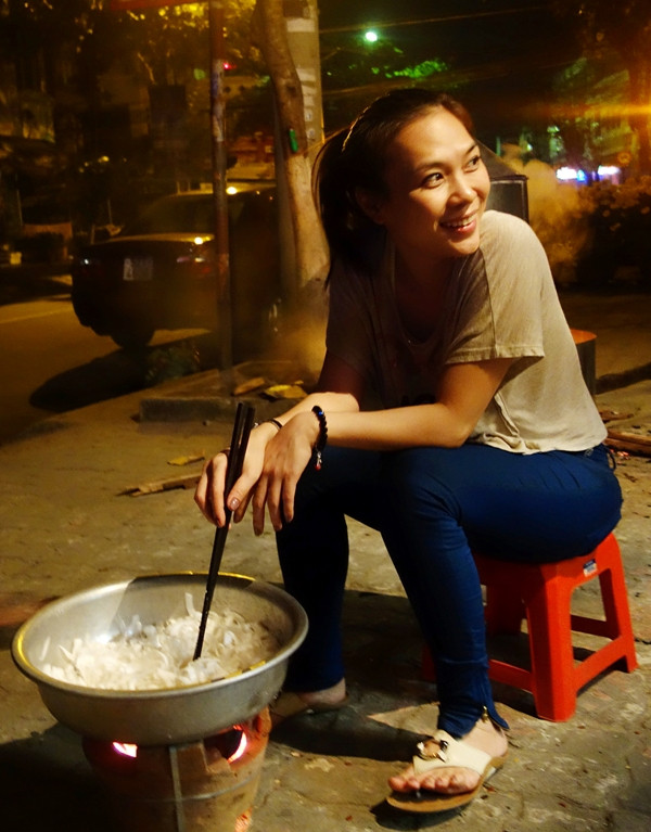 Mỹ Tâm cười tươi cho biết: "Trong quá trình sên đường, nếu không đảo đều tay, miếng mứt dễ bị vón cục và khét". Mỹ Tâm cười tươi cho biết: "Trong quá trình sên đường, nếu không đảo đều tay, miếng mứt dễ bị vón cục và khét".