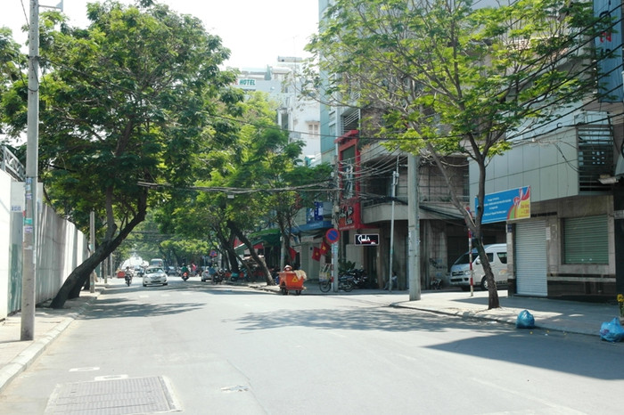 Một đoạn đường Camelt hoàn toàn vắng bóng người, xe, lặng yên như tờ. Một đoạn đường Camelt hoàn toàn vắng bóng người, xe, lặng yên như tờ.