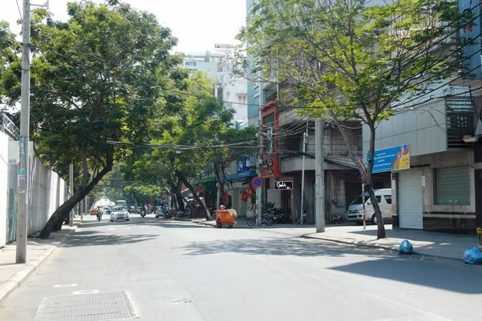 Một đoạn đường Camelt hoàn toàn vắng bóng người, xe, lặng yên như tờ. Một đoạn đường Camelt hoàn toàn vắng bóng người, xe, lặng yên như tờ.