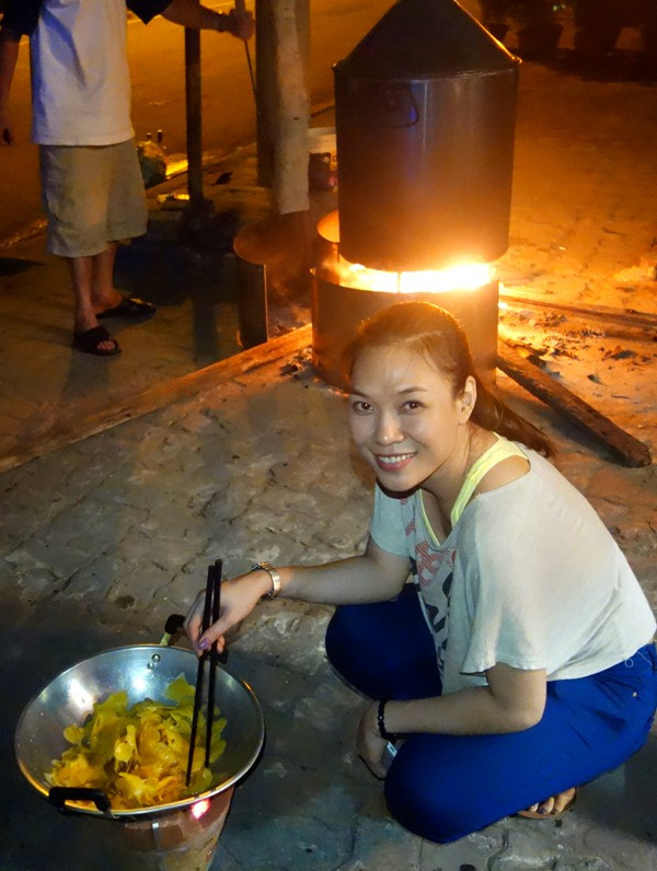 Những miếng mứt gừng được cô trộn đường rất đều tay. Những miếng mứt gừng được cô trộn đường rất đều tay.