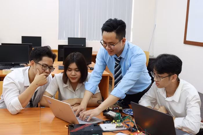 Đã có gần 2.000 sinh viên khoa Công nghệ thông tin, Điện tử viễn thông được đào tạo lại các kiến thức chuẩn hãng Cisco ngay tại trường mình.