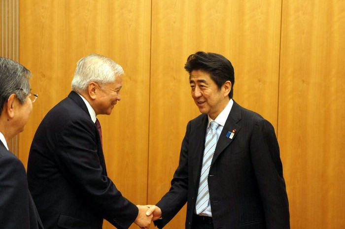 Ngoại trưởng Philippines Albert del Rosario đến chào xã giao Thủ tướng Nhật Bản hôm 23/5. Ngoại trưởng Philippines Albert del Rosario đến chào xã giao Thủ tướng Nhật Bản hôm 23/5.