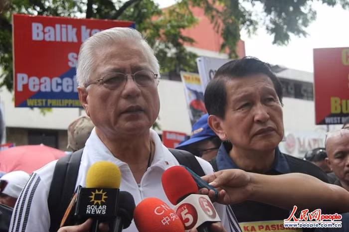 Cựu Cố vấn An ninh quốc gia Philippines Roilo Golez (áo trắng) cho biết, cuộc biểu tình chỉ là sự khởi đầu của "những cái lớn hơn" nhằm vạch trần tham vọng phi pháp của Trung Quốc tại Biển Đông.