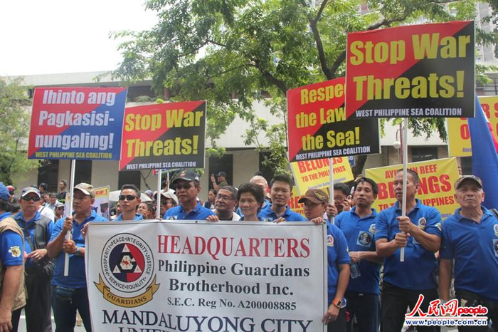 Biểu ngữ kêu gọi Trung Quốc ngừng đe dọa gây chiến, uy hiếp láng giềng ở Biển Đông. Biểu ngữ kêu gọi Trung Quốc ngừng đe dọa gây chiến, uy hiếp láng giềng ở Biển Đông.