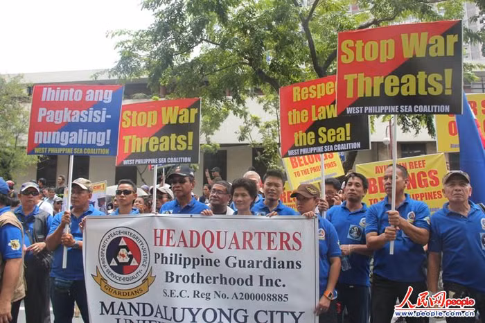 Biểu ngữ kêu gọi Trung Quốc ngừng đe dọa gây chiến, uy hiếp láng giềng ở Biển Đông.