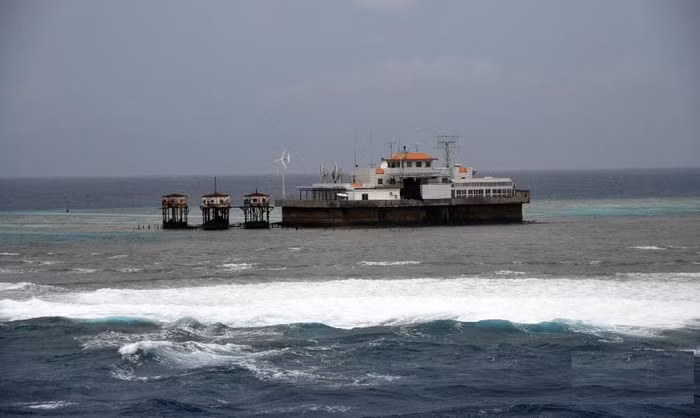 Công sự nhà nổi kiên cố Trung Quốc xây dựng trái phép tại Đá Vành Khăn thành pháo đài quân sự bất hợp pháp. Công sự nhà nổi kiên cố Trung Quốc xây dựng trái phép tại Đá Vành Khăn thành pháo đài quân sự bất hợp pháp.