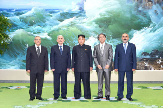 Nhà lãnh đạo Kim Jong-un chụp ảnh lưu niệm cùng đoàn đại biểu Syria sang Bình Nhưỡng dự kỷ niệm 60 năm ngày kết thúc chiến tranh Triều Tiên 27/7.