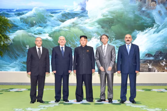 Nhà lãnh đạo Kim Jong-un chụp ảnh lưu niệm cùng đoàn đại biểu Syria sang Bình Nhưỡng dự kỷ niệm 60 năm ngày kết thúc chiến tranh Triều Tiên 27/7.