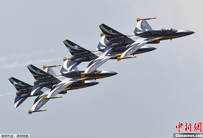 Không quân Hàn Quốc bay biểu diễn kỷ niệm 60 năm kết thúc chiến tranh Triều Tiên hôm 22/6 tại Chongcheon, Gangwon