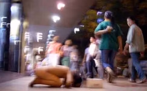 Hình ảnh gây sốc dư luận Trung Quốc mấy ngày qua, cha ép con gái 6 tuổi phải trần truồng xin ăn ngoài phố