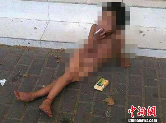 Đứa trẻ 6 tuổi bị ép hút thuốc lá để gây sự chú ý của người đi đường Đứa trẻ 6 tuổi bị ép hút thuốc lá để gây sự chú ý của người đi đường