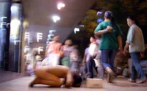 Hình ảnh gây sốc dư luận Trung Quốc mấy ngày qua, cha ép con gái 6 tuổi phải trần truồng xin ăn ngoài phố Hình ảnh gây sốc dư luận Trung Quốc mấy ngày qua, cha ép con gái 6 tuổi phải trần truồng xin ăn ngoài phố