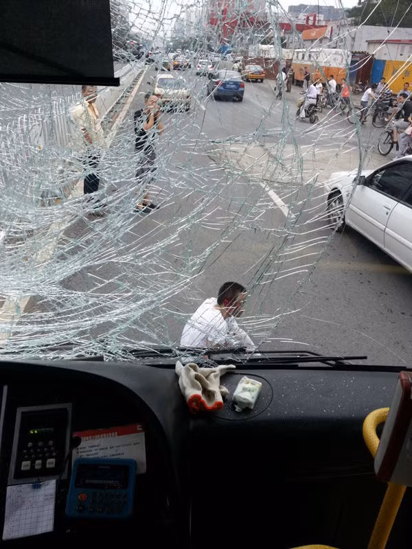 Rơi trúng xe bus không chết, một lát sau người đàn ông này lồm cồm bò dậy.