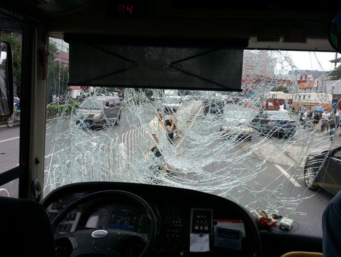 Kính trước xe bus 107 vỡ toang sau cú va đập mạnh Kính trước xe bus 107 vỡ toang sau cú va đập mạnh