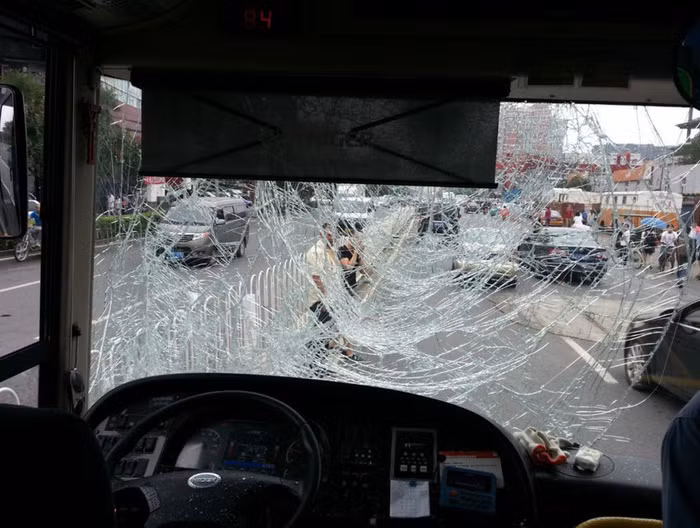 Kính trước xe bus 107 vỡ toang sau cú va đập mạnh