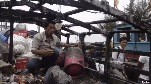 Tàu cá của thuyền trưởng Bùi Văn Phải, một ngư dân ở Lý Sơn, Quảng Ngãi, bị tàu tuần tra Trung Quốc truy đuổi và bắn cháy cabin cùng nhiều đồ đạc khi tàu đang đánh bắt cá hợp pháp trong vùng biển Hoàng Sa thuộc chủ quyền của Việt Nam hôm 20/3.