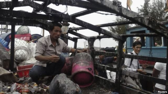 Tàu cá của thuyền trưởng Bùi Văn Phải, một ngư dân ở Lý Sơn, Quảng Ngãi, bị tàu tuần tra Trung Quốc truy đuổi và bắn cháy cabin cùng nhiều đồ đạc khi tàu đang đánh bắt cá hợp pháp trong vùng biển Hoàng Sa thuộc chủ quyền của Việt Nam hôm 20/3.