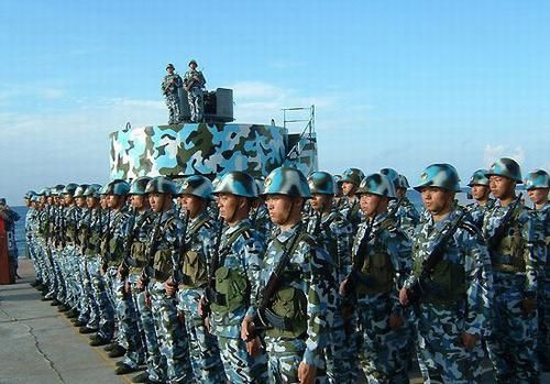 Lính Trung Quốc đồn trú trái phép trên công sự kiên cố Trung Quốc xây bất hợp pháp tại Đá Chữ Thập, Trường Sa thuộc chủ quyền Việt Nam. Lính Trung Quốc đồn trú trái phép trên công sự kiên cố Trung Quốc xây bất hợp pháp tại Đá Chữ Thập, Trường Sa thuộc chủ quyền Việt Nam.