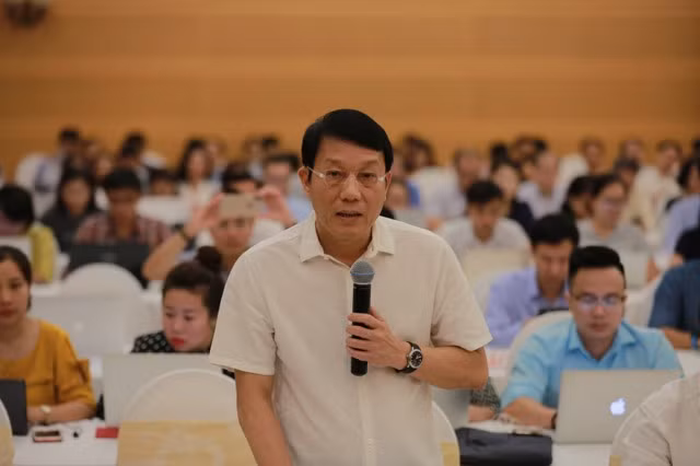 Trung tướng Lương Tam Quang trả lời các câu hỏi của báo chí. Ảnh: Hoa Nguyễn