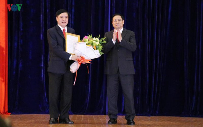 Ủy viên Bộ Chính trị, Bí thư Trung ương Đảng, Trưởng Ban Tổ chức Trung ương Phạm Minh Chính trao quyết định điều động, bổ nhiệm ông Bùi Văn Cường, Ủy viên Ban chấp hành Trung ương Đảng giữ chức vụ Bí thư Tỉnh ủy Đắk Lắk. Ảnh: vov.vn Ủy viên Bộ Chính trị, Bí thư Trung ương Đảng, Trưởng Ban Tổ chức Trung ương Phạm Minh Chính trao quyết định điều động, bổ nhiệm ông Bùi Văn Cường, Ủy viên Ban chấp hành Trung ương Đảng giữ chức vụ Bí thư Tỉnh ủy Đắk Lắk. Ảnh: vov.vn