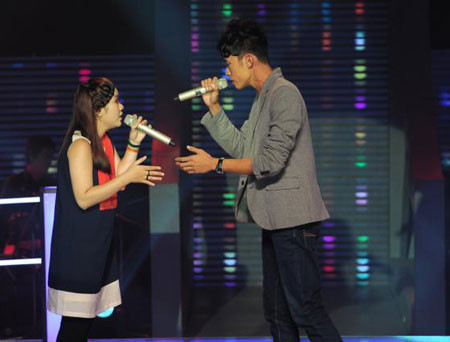 Ngân Bình và Quốc Huy, đội Thu Minh, trong phần thi Đối đầu. Ngân Bình và Quốc Huy, đội Thu Minh, trong phần thi Đối đầu.