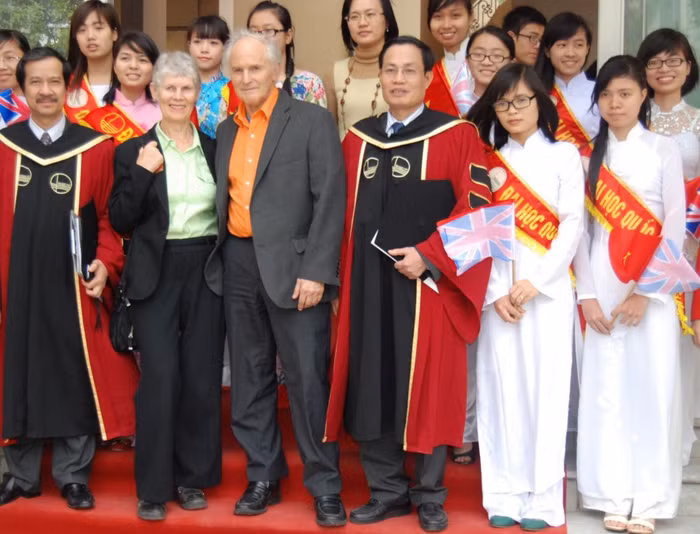 GS Harold W. Kroto chụp ảnh lưu niệm cùng sinh viên, giảng viên Trường ĐH Quốc gia