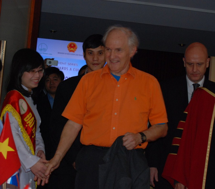 GS Harold W. Krot vui mừng trước sự chào đón nhiệt tình của Trường ĐH Quốc gia. Ảnh: Quyên Quyên GS Harold W. Krot vui mừng trước sự chào đón nhiệt tình của Trường ĐH Quốc gia. Ảnh: Quyên Quyên