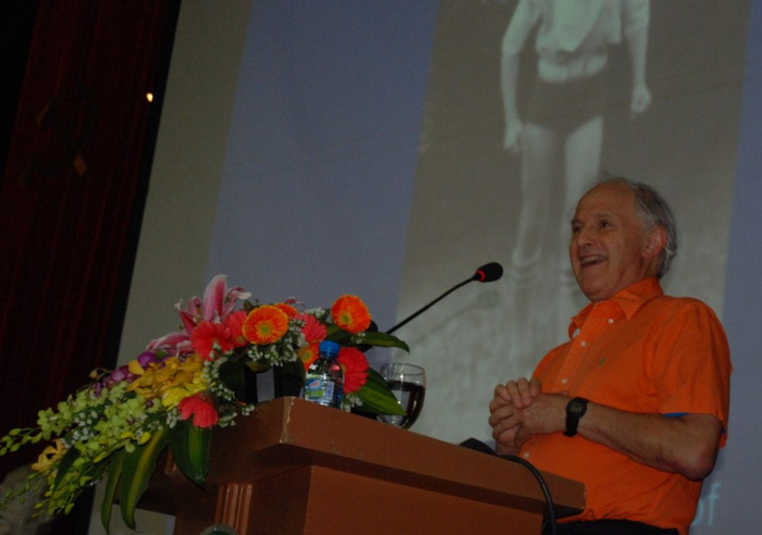 Với lỗi dẫn dắt "hóm hỉnh", bài giảng của GS được sinh viên hưởng ứng nhiệt tình Với lỗi dẫn dắt "hóm hỉnh", bài giảng của GS được sinh viên hưởng ứng nhiệt tình