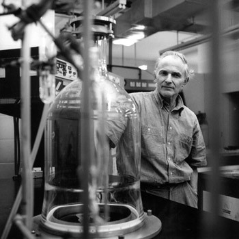 Giáo sư Sir Harold W. Kroto là nhà khoa học đoạt giải Nobel thứ 4 đến thăm Việt Nam Giáo sư Sir Harold W. Kroto là nhà khoa học đoạt giải Nobel thứ 4 đến thăm Việt Nam