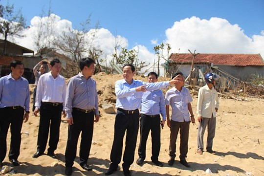 Chủ tịch Trần Thanh Mẫn dẫn đầu đoàn công tác thị sát những khu vực bị sạt lở ở bờ biển thôn An Cường, xã Bình Hải, huyện Bình Sơn, tỉnh Quảng Ngãi. Chủ tịch Trần Thanh Mẫn dẫn đầu đoàn công tác thị sát những khu vực bị sạt lở ở bờ biển thôn An Cường, xã Bình Hải, huyện Bình Sơn, tỉnh Quảng Ngãi.