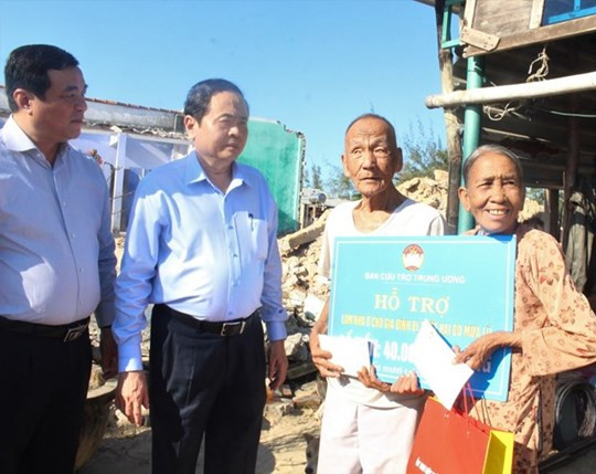 Chủ tịch Trần Thanh Mẫn chia sẻ và trao hỗ trợ xây nhà cho các hộ gia đình bị sập nhà tại Quảng Nam. Chủ tịch Trần Thanh Mẫn chia sẻ và trao hỗ trợ xây nhà cho các hộ gia đình bị sập nhà tại Quảng Nam.