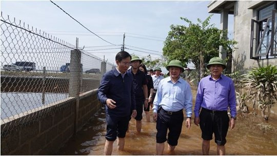 Phó Chủ tịch- Tổng thư ký Hầu A Lềnh trên đường vào thăm các hộ dân bị thiệt hại nặng nề ở huyện Lệ Thuỷ, tỉnh Quảng Bình. Phó Chủ tịch- Tổng thư ký Hầu A Lềnh trên đường vào thăm các hộ dân bị thiệt hại nặng nề ở huyện Lệ Thuỷ, tỉnh Quảng Bình.