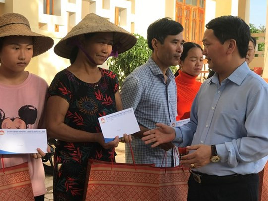 Phó Chủ tịch- Tổng thư ký Hầu A Lềnh động viên các gia đình bị thiệt hại do mưa lụt ở huyện Cẩm Xuyên, tỉnh Hà Tĩnh, tiếp tục vượt lên khó khăn, tái thiết lại cuộc sống. Phó Chủ tịch- Tổng thư ký Hầu A Lềnh động viên các gia đình bị thiệt hại do mưa lụt ở huyện Cẩm Xuyên, tỉnh Hà Tĩnh, tiếp tục vượt lên khó khăn, tái thiết lại cuộc sống.