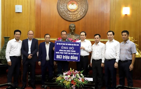 Những tấm lòng nhân ái, những nghĩa cử cao đẹp tiếp tục gửi về đồng bào bị bão lũ thông qua Mặt trận. Những tấm lòng nhân ái, những nghĩa cử cao đẹp tiếp tục gửi về đồng bào bị bão lũ thông qua Mặt trận.