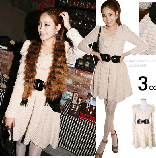 Bộ váy tông màu trắng sữa đẹp hơn khi kết hợp thắt lưng to bản màu đen, và nhất là dải lông xinh xắn choàng nhẹ trên cổ. Bộ váy tông màu trắng sữa đẹp hơn khi kết hợp thắt lưng to bản màu đen, và nhất là dải lông xinh xắn choàng nhẹ trên cổ.