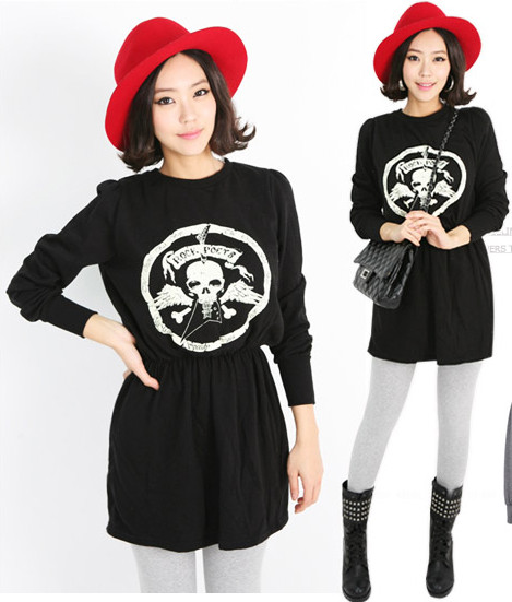 Chiếc mũ phớt màu đỏ tạo điểm nhấn vô cùng đáng yêu cho bộ trang phục khá hài hòa này. Chiếc mũ phớt màu đỏ tạo điểm nhấn vô cùng đáng yêu cho bộ trang phục khá hài hòa này.