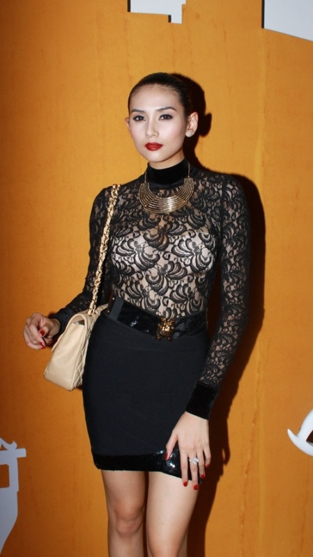 Hoàng Yến trông giống như một quý bà với bộ trang phục này, không những phần áo ren quá hở hang mà nó còn khến cô trong già hơn tuổi. (Nguồn: Ngoisao)